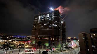 畫面曝光！大樓工地秒變「高空火炬」