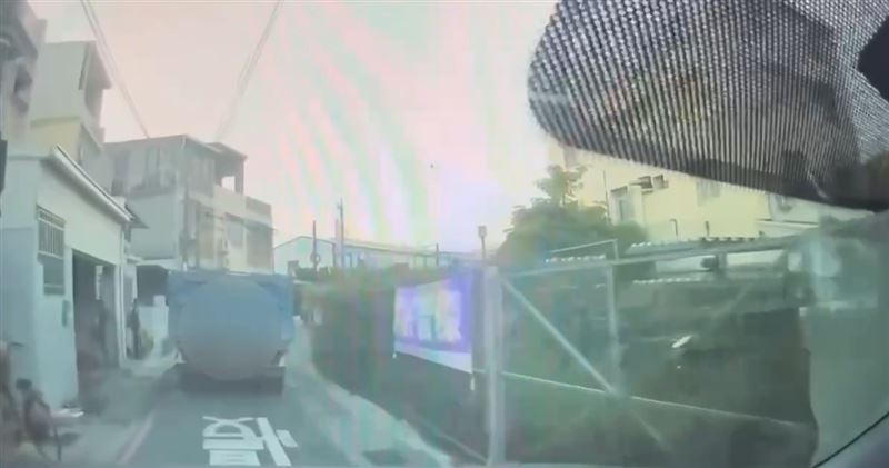 楊姓男子鑽進巷弄中企圖躲避追捕，過程中險象環生。（圖／翻攝畫面）