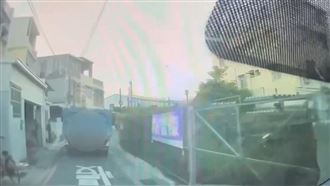 現場直擊！大貨車因這事撞警車、逆向