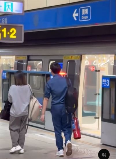 站務人員拿滅火器滅火，導致車廂白煙蔽目嚇壞乘客。（圖／翻攝自Threads @asp4085e）