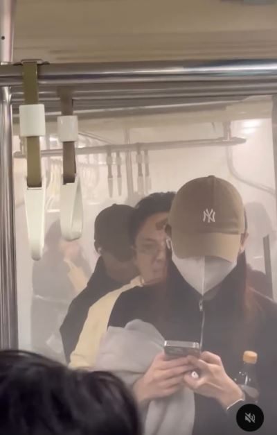 板南線行動電源自燃，車廂白煙蔽目、乘客驚慌奔逃。（圖／翻攝自Threads @asp4085e）