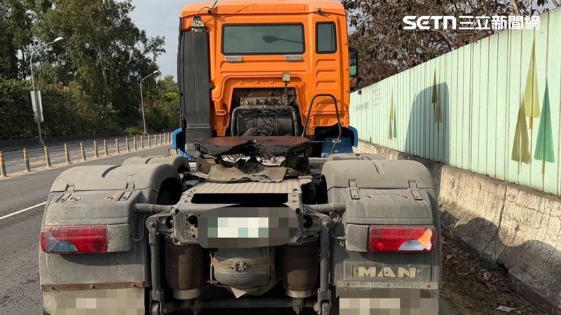 一對老夫妻騎車行經該處，跟同向曳引車發生擦撞；妻子遭車輪輾壓，頭顱破裂腦漿外溢，已明顯死亡，未送醫。（圖／翻攝畫面）