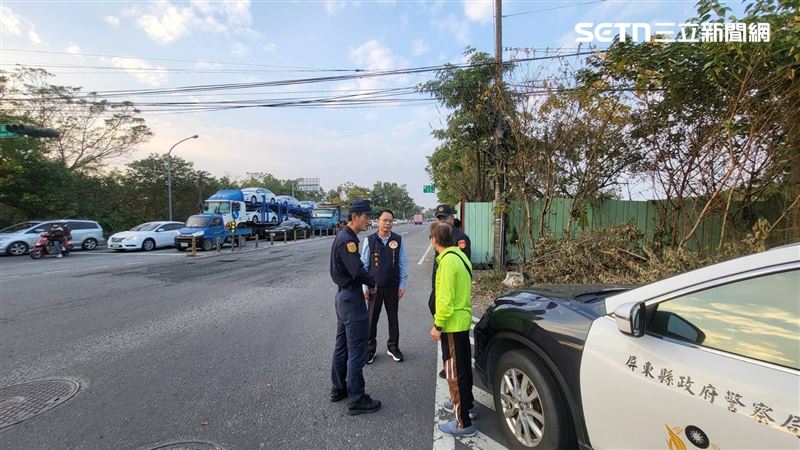 男方一度跌坐在地崩潰痛哭，恰巧屏東縣議員洪宗麒跑行程途中經過該處，協助報警與聯繫救護車。（圖／翻攝畫面）