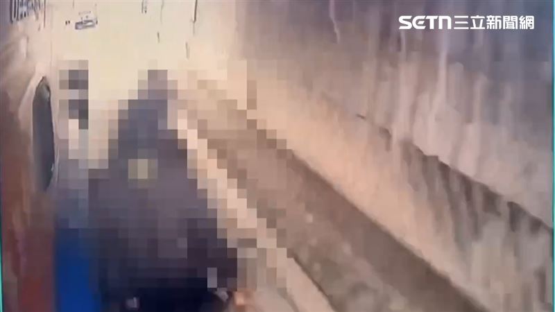 夫妻騎車雙載，疑因道路縮減，跟同向48歲藍姓男子駕駛的曳引車發生擦撞。（圖／翻攝畫面）