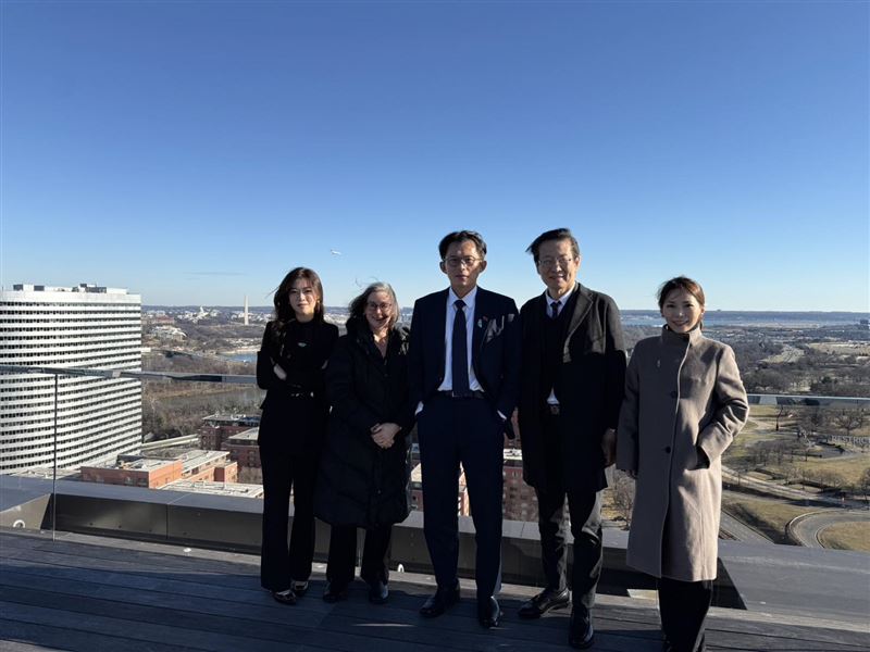 黃國昌訪美時的合照，由左至右依序為：民眾黨前國際部主任林子宇、AIT執行理事藍鶯、民眾黨主席黃國昌、民眾黨候任立委王安祥、民眾黨立法院黨團主任陳智菡。（圖／翻攝自林子宇臉書）