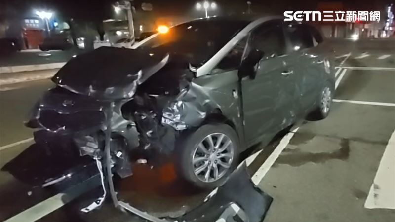 其中一輛肇事車輛車頭全毀。（圖／翻攝畫面）