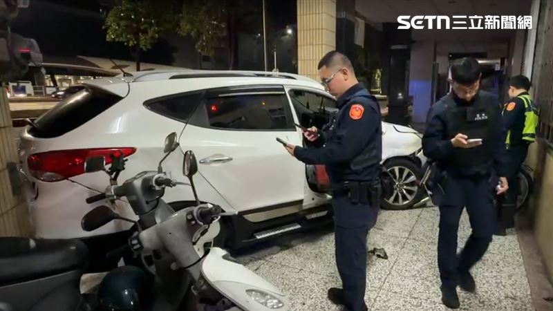 台中市西屯區台灣大道與漢口路今天（17日）凌晨發生車禍嚴重事故。（圖／翻攝畫面）