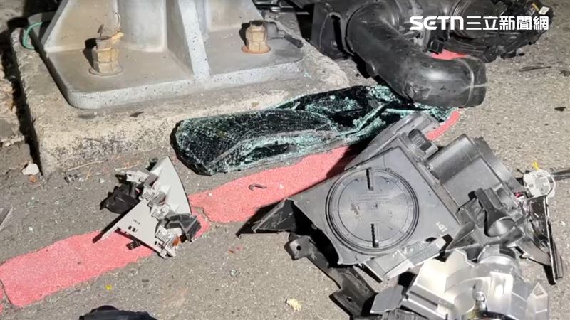 事故現場零件四散。（圖／翻攝畫面）