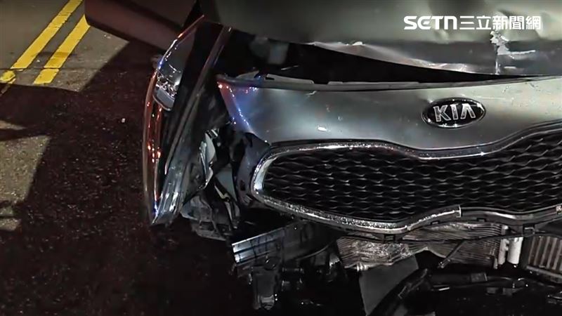 其中一輛肇事車輛車頭全毀。（圖／翻攝畫面）