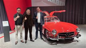  三一東林董事長陳睿謙（中）宣布公司將啟動三大成長引擎。（圖／三一東林）