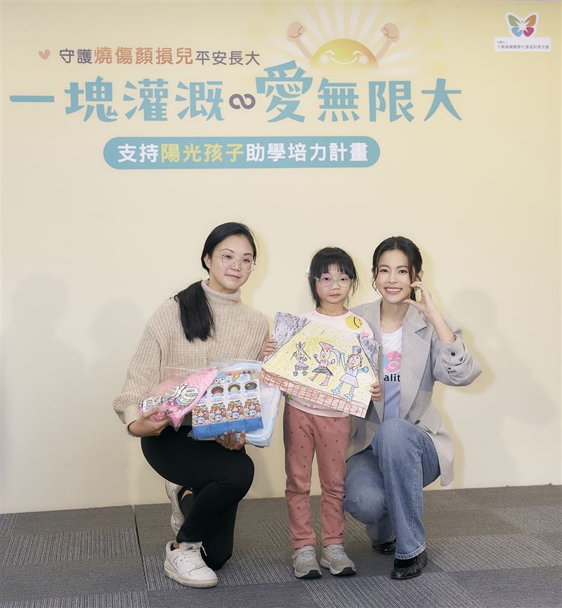 陽光愛心大使任容萱用心準備升學禮包送給小一新生悠悠，她也回贈親手繪製的繽紛畫作。(圖／陽光基金會提供）