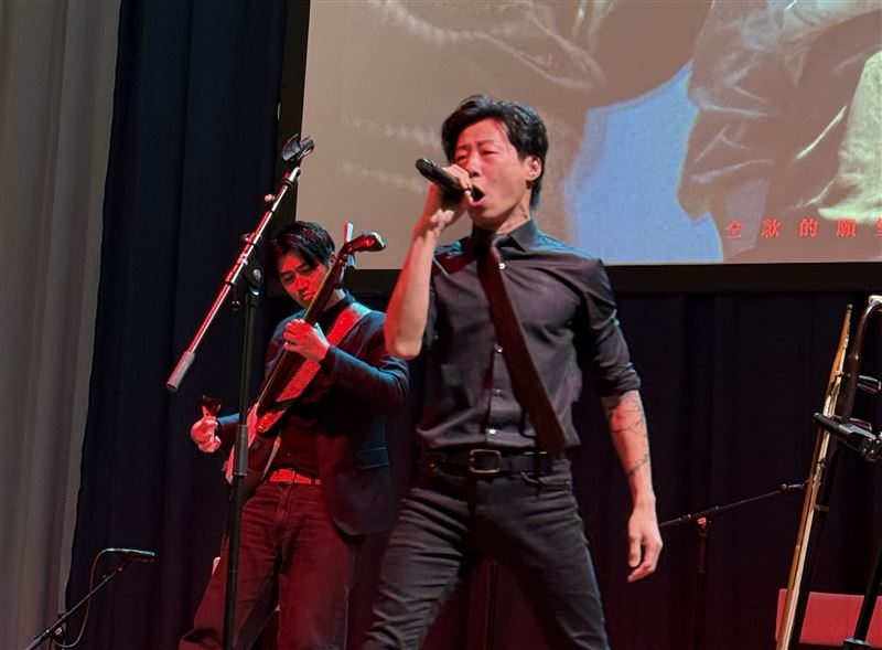 台灣駐芬蘭大使林昶佐頻頻以芬蘭語跟台下民眾介紹台灣，向千湖之國「芬蘭」介紹百岳之國「台灣」。（圖／交通部觀光署提供）