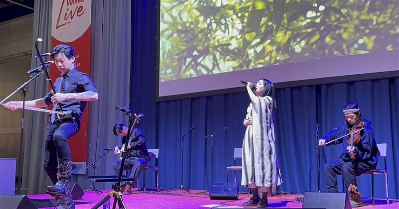 台灣駐芬蘭大使林昶佐登北歐最大旅遊展，邀請旅芬的台灣音樂團體「TAIWANIA(台灣杉)」合作。（圖／交通部觀光署提供）