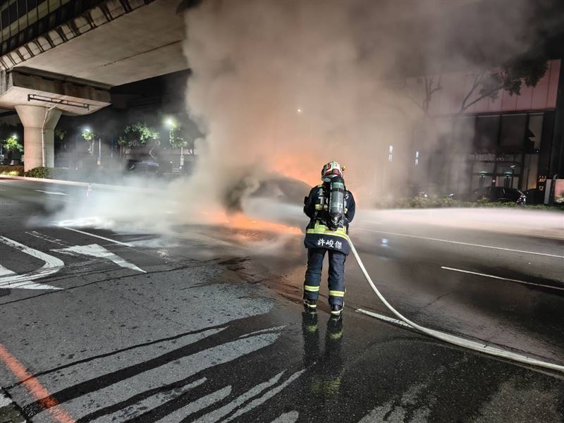 賓士轎車因不明原因突然竄出火勢。（圖／翻攝畫面）