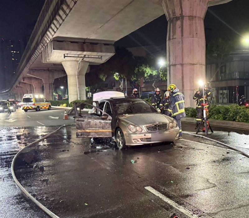 整輛賓士車陷入火海、全面燃燒。（圖／翻攝畫面）