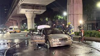 西屯深夜火燒車！賓士車全面燃燒成廢鐵