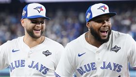 畢謝特（Bo Bichette）和小葛雷諾（Vladimir Guerrero Jr.）並肩作戰成往事。（圖／美聯社／達志影像）