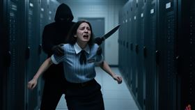 賣場女實習生被惡狼拖進機房性侵。（圖／AI生成照） 