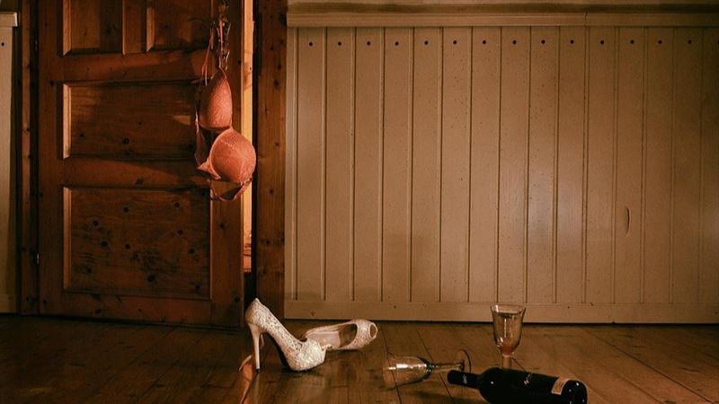 女子找友人喝酒，對方求歡遭拒，竟遭扯頭髮、拖拽身體，扯破衣褲強制性交得逞。（示意圖／PIXABAY）