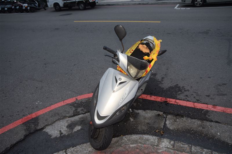 北區梅川東路與衛道路口有輛機車莫名起火。（圖／翻攝畫面）