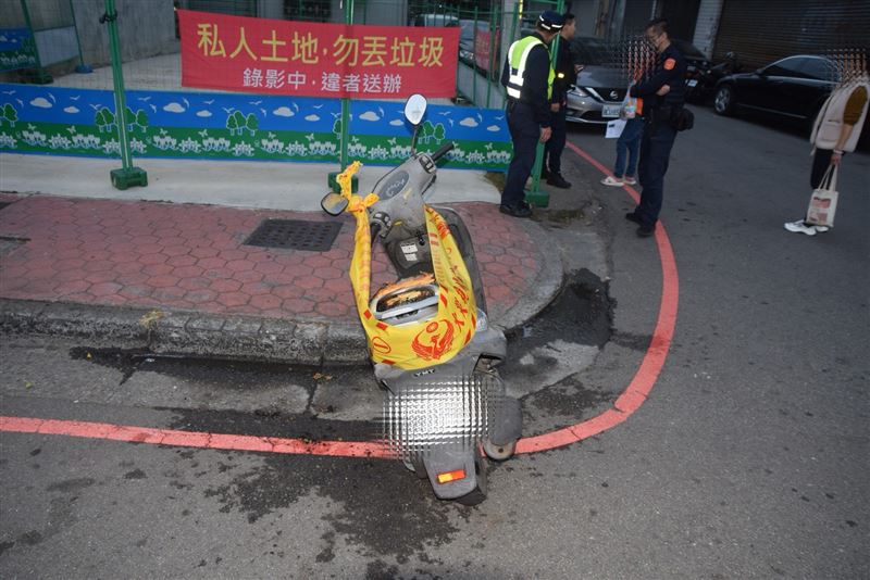 50歲林男疑似積欠車主汪女2萬元，因不滿機車鑰匙被取回而心生不滿竟縱火洩憤。（圖／翻攝畫面）