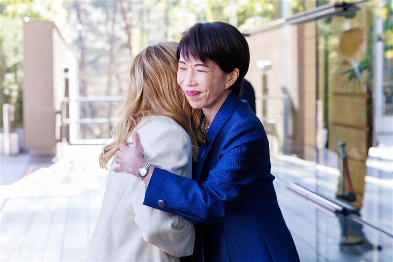 日本首相高市早苗與義大利總理梅洛尼16日在東京相見歡，圖為兩人相互擁抱，氣氛友好親切。（圖／翻攝自X平台 @JPN_PMO）