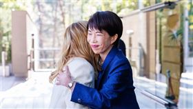 日本首相高市早苗與義大利總理梅洛尼16日在東京相見歡，圖為兩人相互擁抱，氣氛友好親切。（圖／翻攝自X平台 @JPN_PMO）