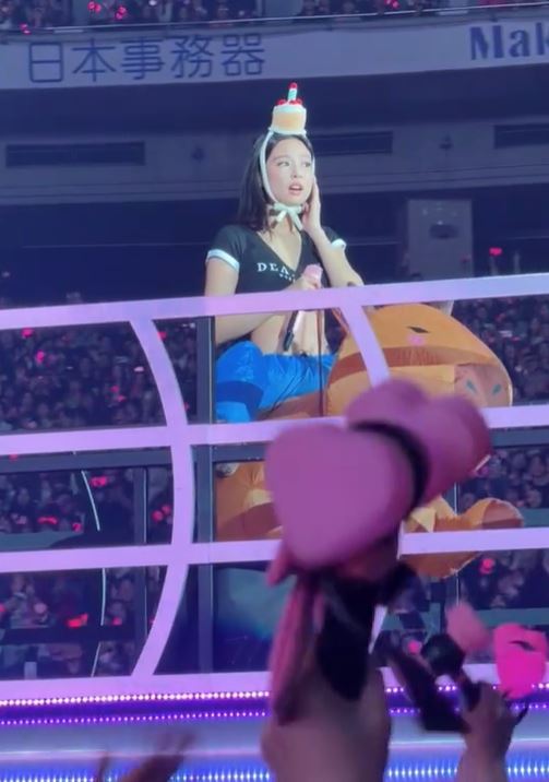 Jennie在東京演唱會上化身卡皮巴拉，頭上還戴著生日帽。（圖／翻攝自微博）