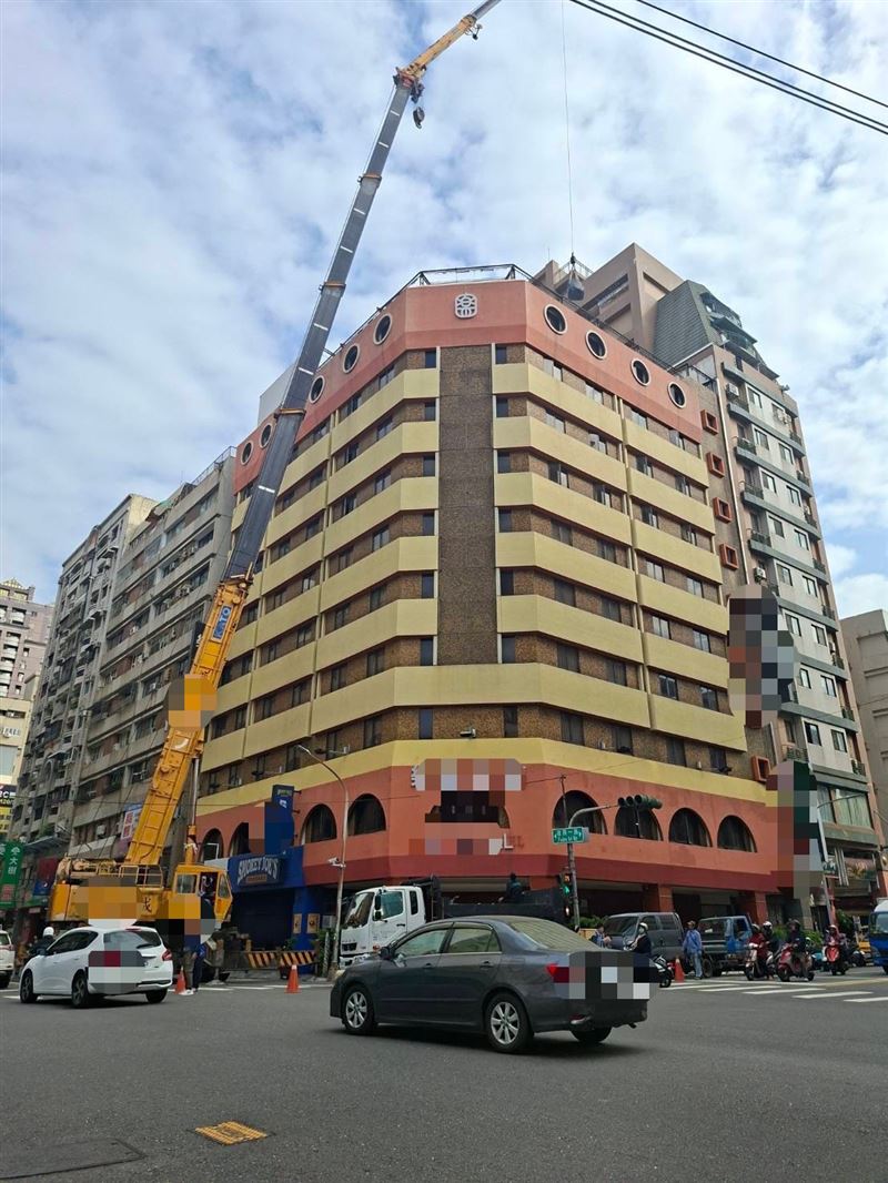 警方表示，業者雖依規定申請路權，但未依核准之交通維持計畫設置交管措施。（圖／翻攝畫面）