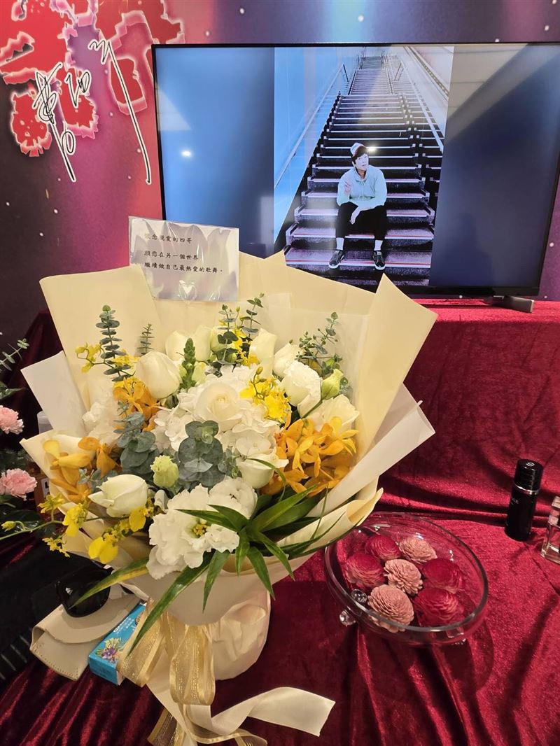 龍千玉拍下送給曹西平的花。（圖／翻攝自臉書）