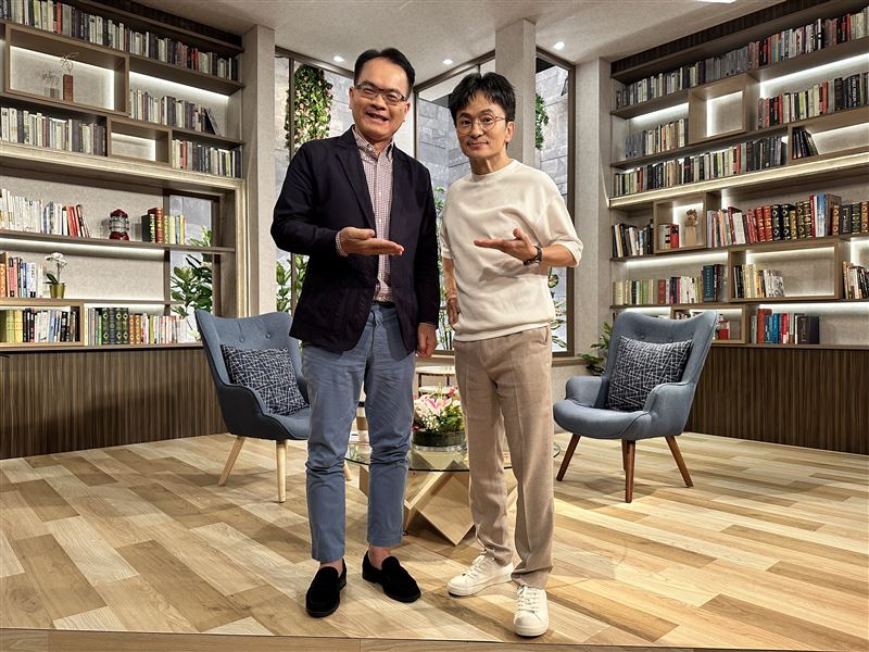 唐從聖（右）上鄭弘儀節目。（圖／三立提供）