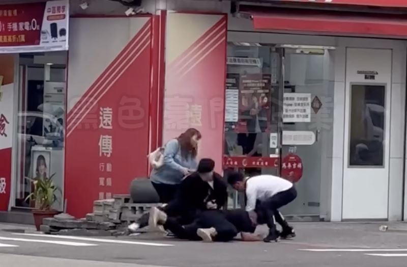 黃男突然揮拳暴打林男，雙方一觸即發在街頭爆發全武行。（圖／翻攝自黑色豪門企業）