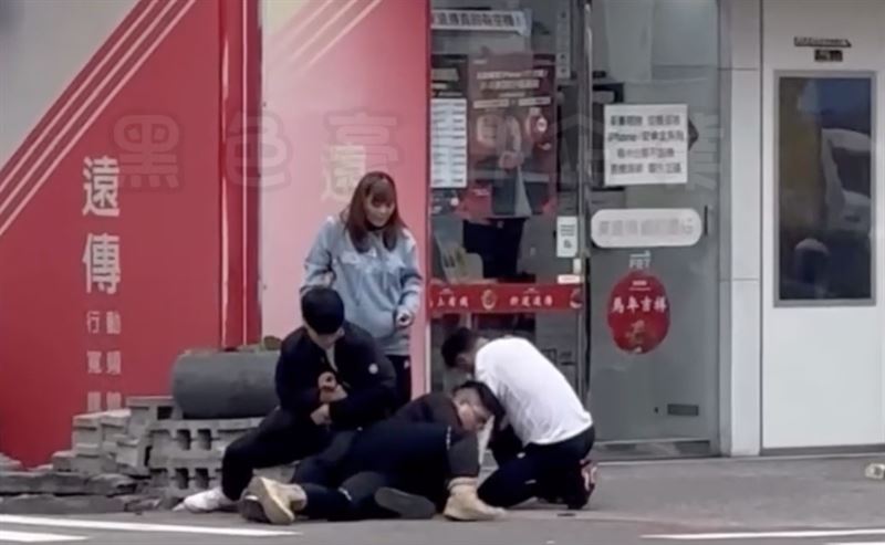 黃男突然揮拳毆打林男，林男2名兒子見狀衝上前替父親出氣，將黃男壓制在地。（圖／翻攝自黑色豪門企業）