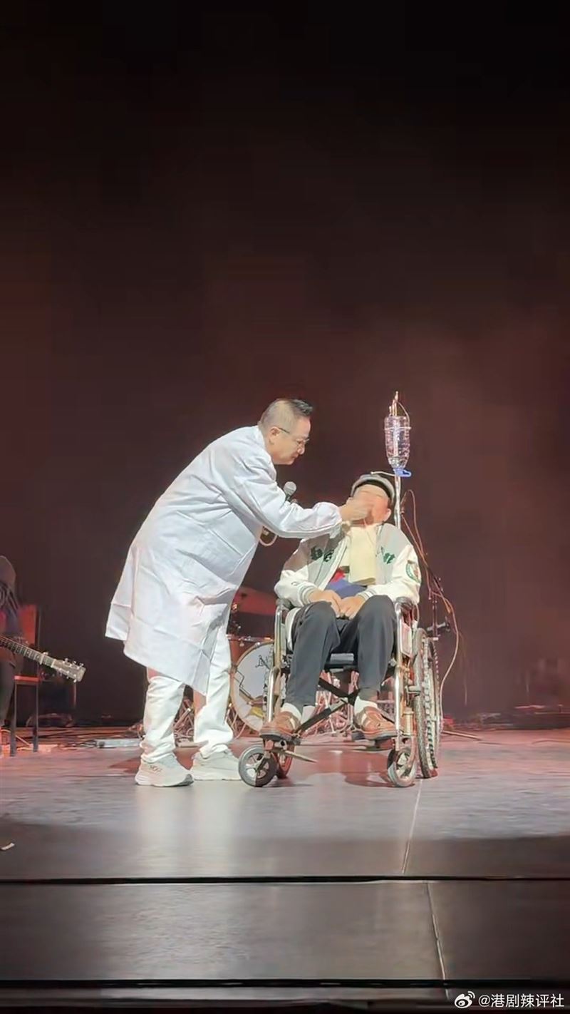 76歲殿堂級香港作詞家、演員黎彼得在演唱會上坐輪椅出場。（圖／翻攝自微博）