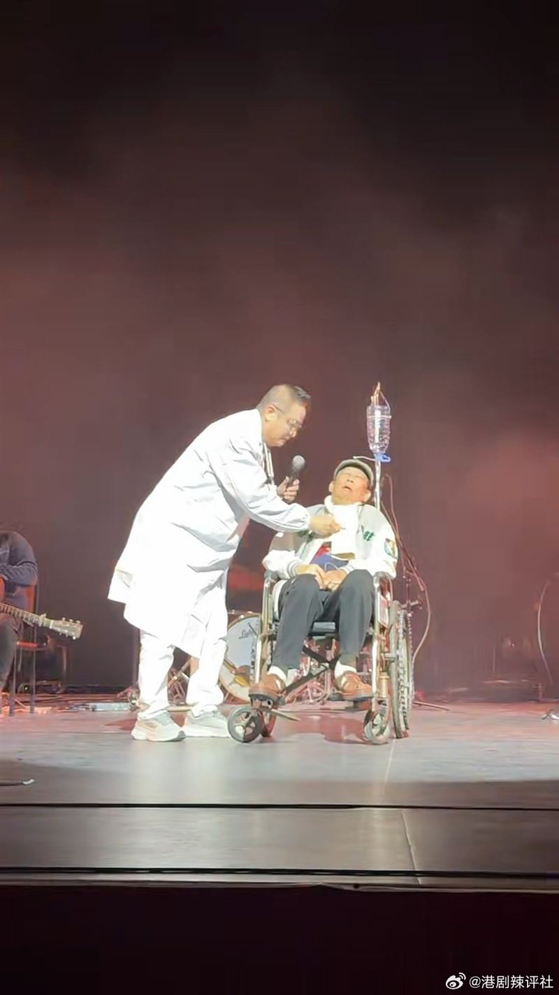 76歲殿堂級香港作詞家、演員黎彼得在演唱會上坐輪椅出場。（圖／翻攝自微博）