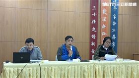 由陽明高中教師蘇順聖（中）、建國中學教師郭仲祐（左）及許為明（右）組成的數學科解題團隊指出，本次試題是「歷年來最難」。（圖／記者柯美儀攝影）