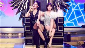 白家綺（左）、蘇晏霈秀性感身材。（圖／民視提供）