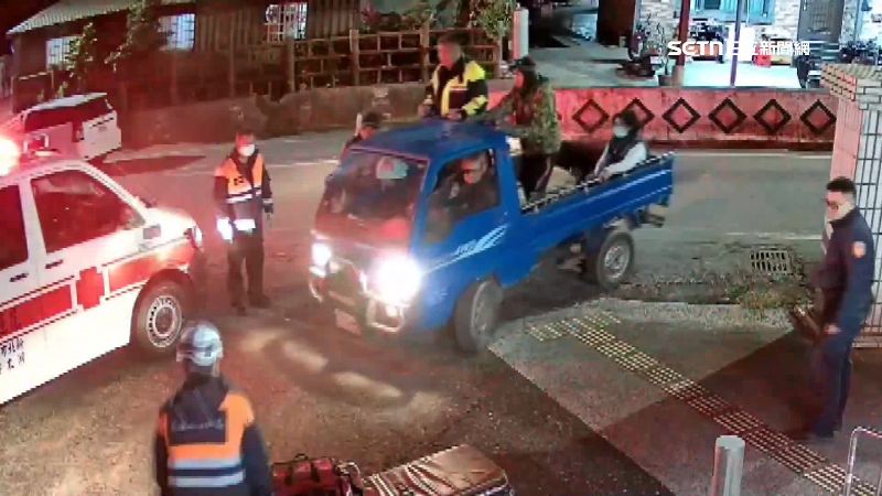 婦人搭乘小貨車被送往派出所，在警方協助下轉由救護車送醫治療