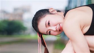 謝忻低胸禮服參加婚宴　爆乳深溝洩身材