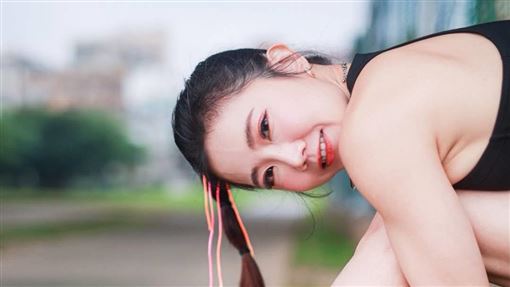 謝忻低胸禮服參加婚宴　爆乳深溝洩身材