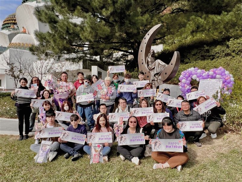 李玟51歲冥誕，百位粉絲齊聚金寶山獻花海。（圖／CoCo歌迷會 提供）