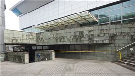 蔡男陳屍處已被警方拉起封鎖線。（圖／翻攝畫面）