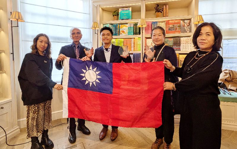 台灣再度於英國茶學院（UKTA）主辦的國際茶品競賽The Leafies創佳績，獲金獎肯定的桃園「益壽茶園」園主林雨暘（左2）、苗栗「坪林五二」創辦人袁珮蓓（右2），以及拿下「至尊大獎」的FormoCha負責人張家齊（左3）16日在頒獎典禮場邊合影