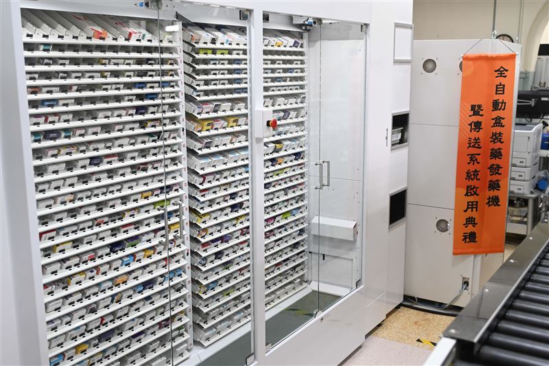 台大醫院門診藥局全自動盒裝藥發藥機，每日可支援近3800盒門診藥品調劑。（圖／台大醫院提供）