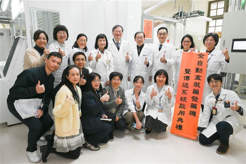 台大醫院門診藥局建置全自動盒裝藥發藥機。（圖／台大醫院提供）