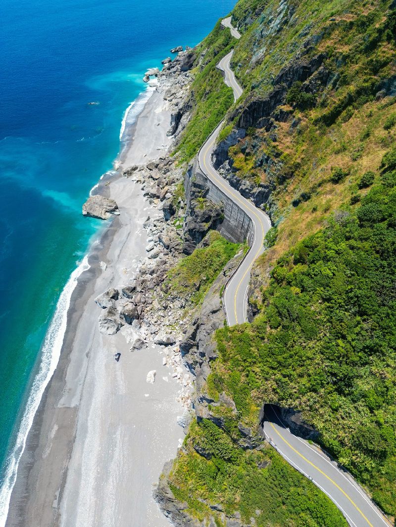 舊蘇花公路和仁至大清水路段（台9丁64K至69K）沿邊坡緊臨太平洋，景色優美，但在強震後崩塌，交通多次阻斷，行政院日前正式公告廢線，這段「蘇花最美路段」將走入歷史。（公路邦協會常務理事邱正智提供）