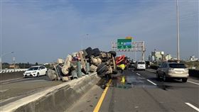 水泥預拌車自撞分隔島翻覆。（圖／翻攝畫面）
