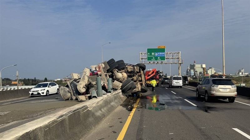 新／台61線大園段水泥車翻覆　事故排除中