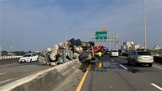 新／台61線大園段水泥車翻覆　事故排除中