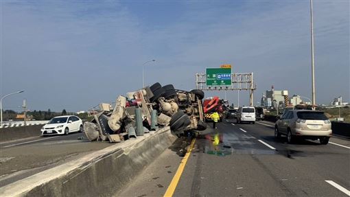 新／台61線大園段水泥車翻覆　事故排除中